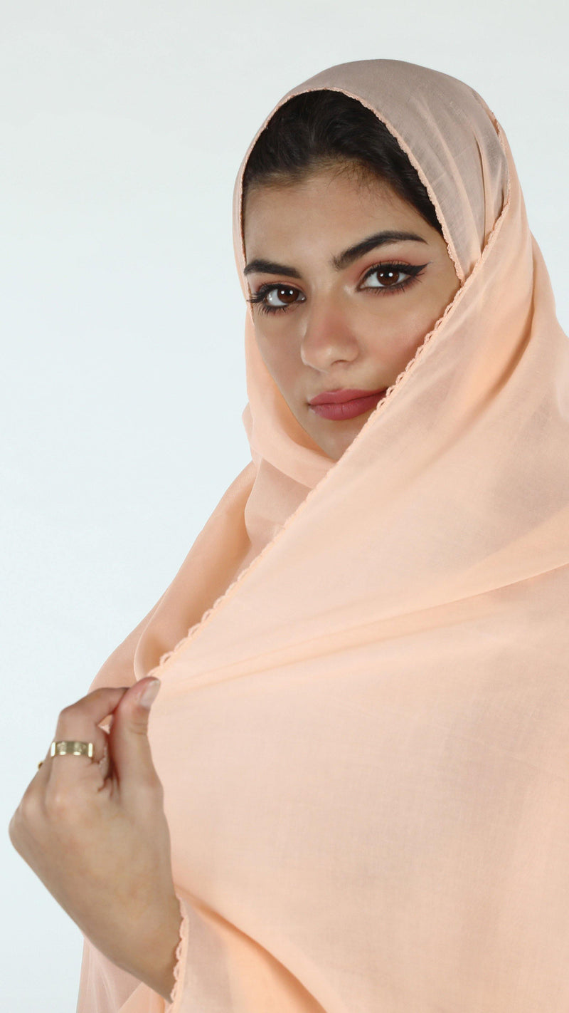 امرأة تلبس شيلة سادة من قطن ويل برمز SD5-135