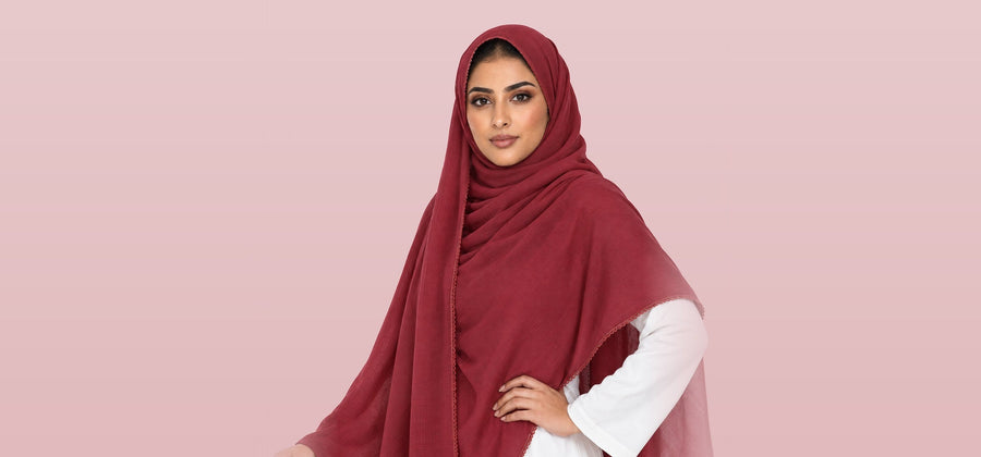 امرأة تلبس شيلة سادة من قطن ويل بلون أحمر توتي، SD7-268