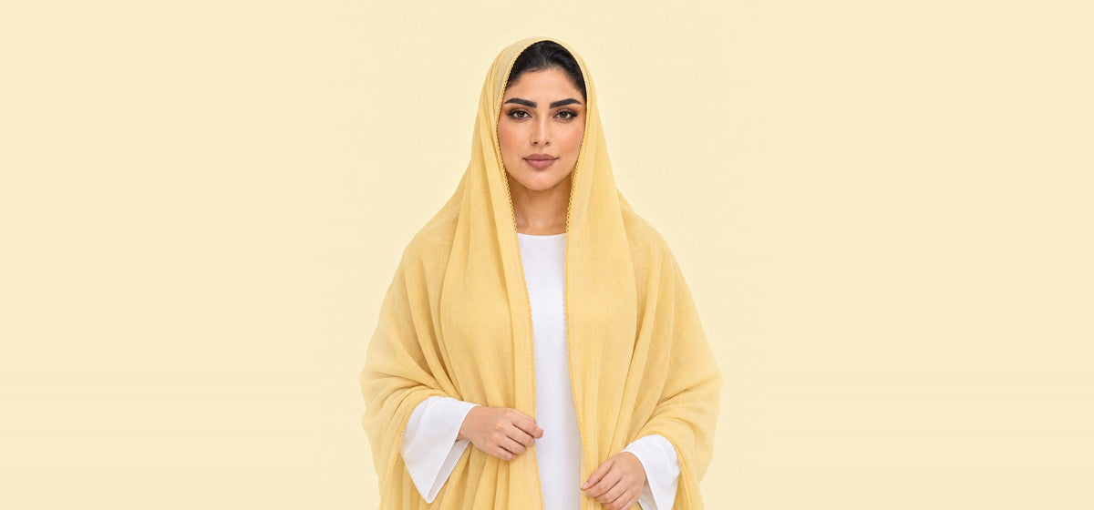 امرأة تلبس شيلة سادة من قطن ويل بلون أصفر فاتح، SD7-249