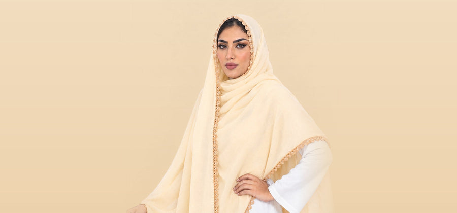 امرأة تلبس شيلة كروشيه يدوي بلون بيج، KS2-13