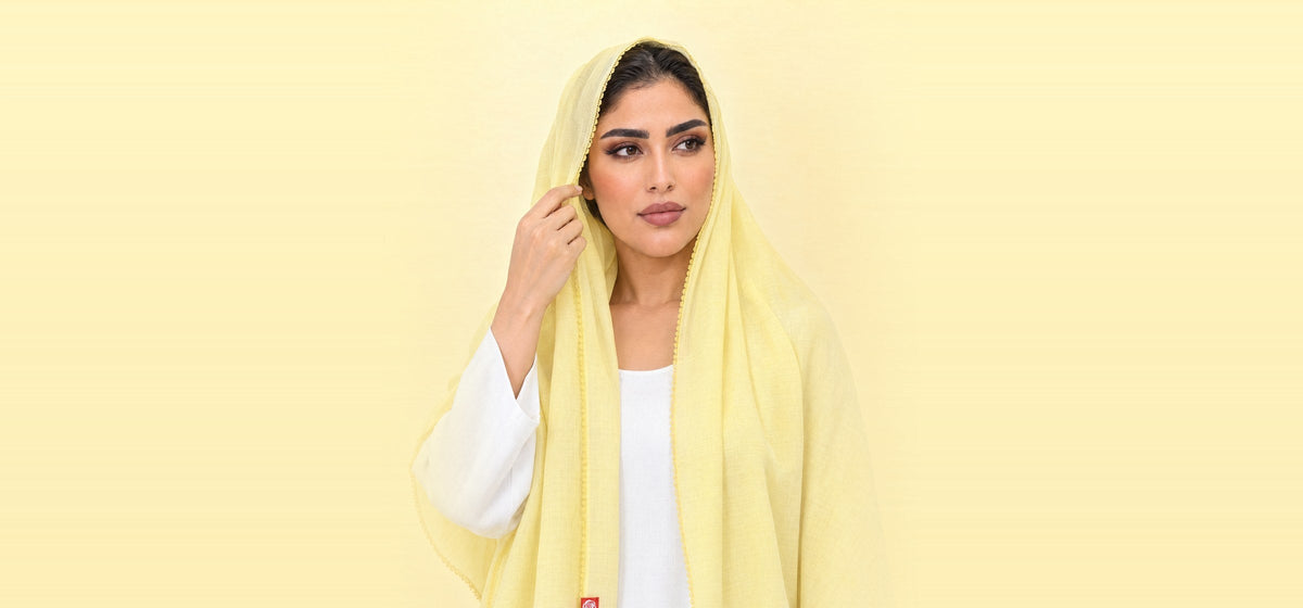 امرأة تلبس شيلة سادة من الويل بلون أصفر فاتح، SD5-105