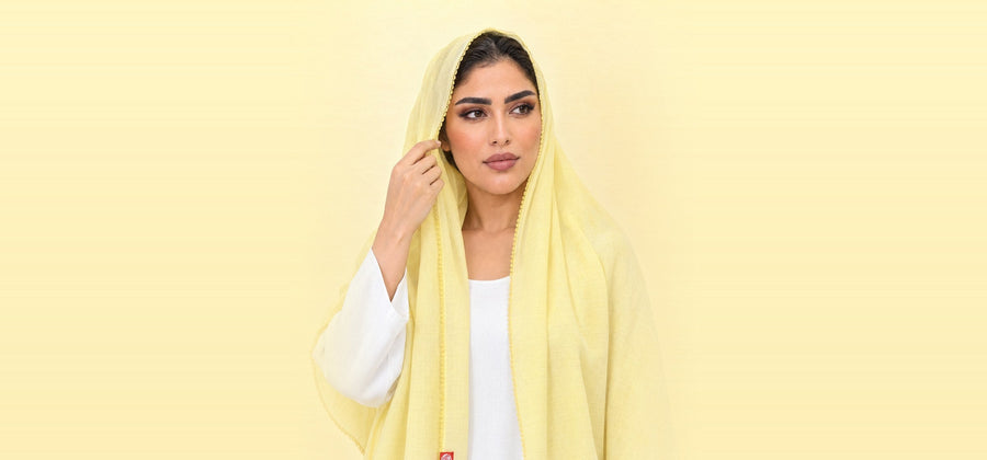 امرأة تلبس شيلة سادة من الويل بلون أصفر فاتح، SD5-105