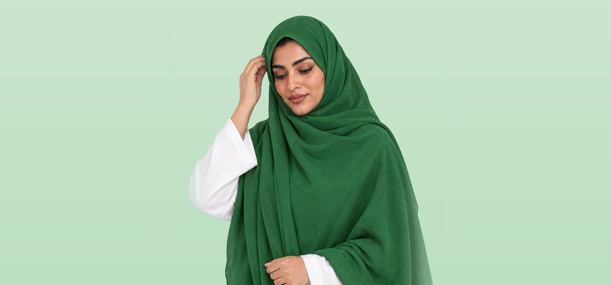 امرأة تلبس شيلة سادة من قطن ويل بلون أخضر، SD7-269