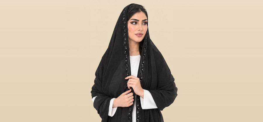 امرأة تلبس شيلة منيرة السوداء بشغل أسود على أطرافها، MN1-02