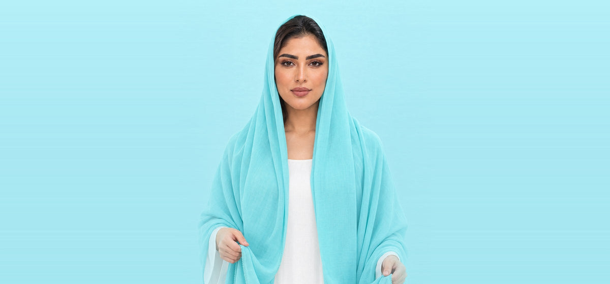امرأة تلبس شيلة سادة من قطن ويل بلون أزرق فاتح، SD6-217