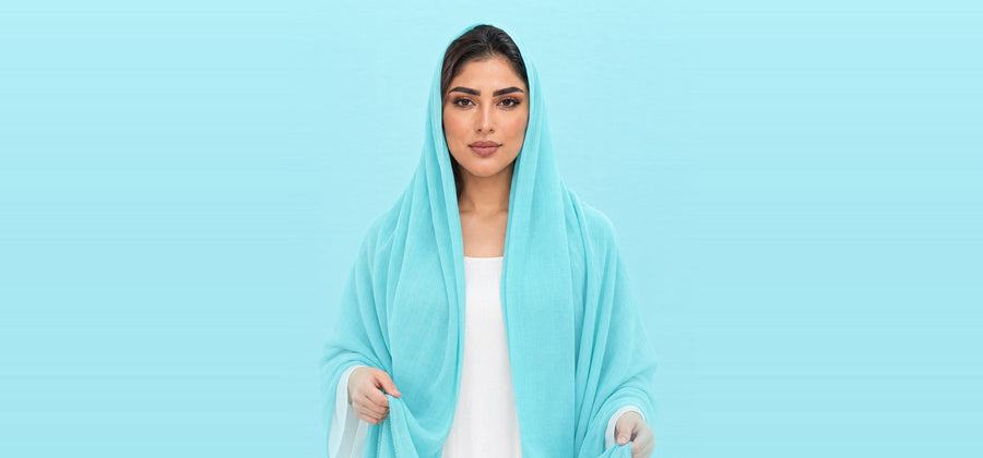 امرأة تلبس شيلة سادة من قطن ويل بلون أزرق فاتح، SD6-217