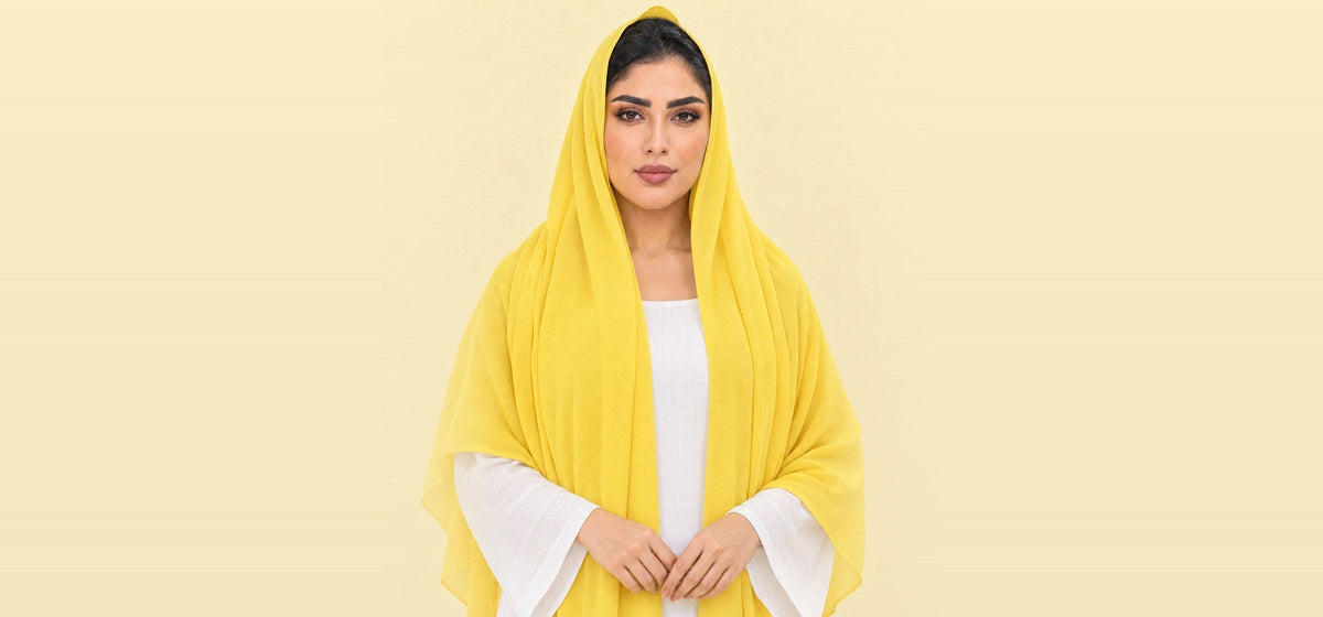 امرأة تلبس شيلة دجى الليل سادة بلون أصفر، DS4-47