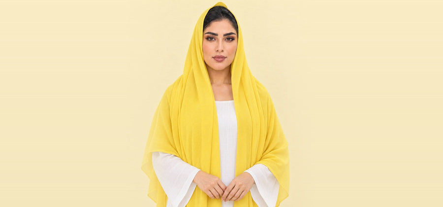 امرأة تلبس شيلة دجى الليل سادة بلون أصفر، DS4-47