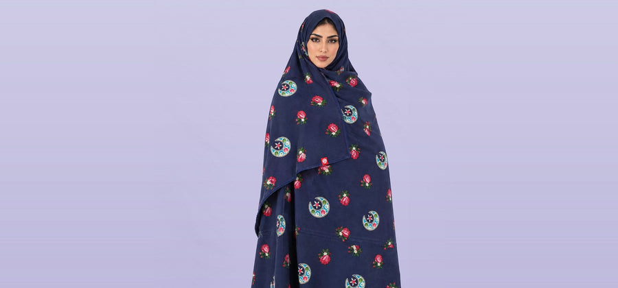 امرأة تلبس شيلة صلاة قطن كحلية بنقوش ملونة، SL-274