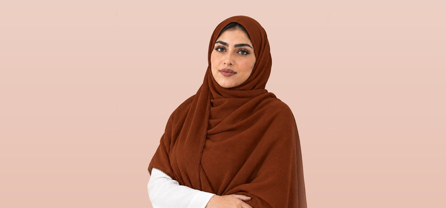 امرأة تلبس شيلة سادة من قطن ويل بلون بني محروق، SD7-266