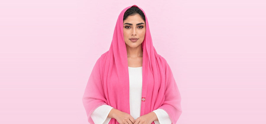 امرأة تلبس شيلة سادة من قطن ويل بلون وردي، SD6-201