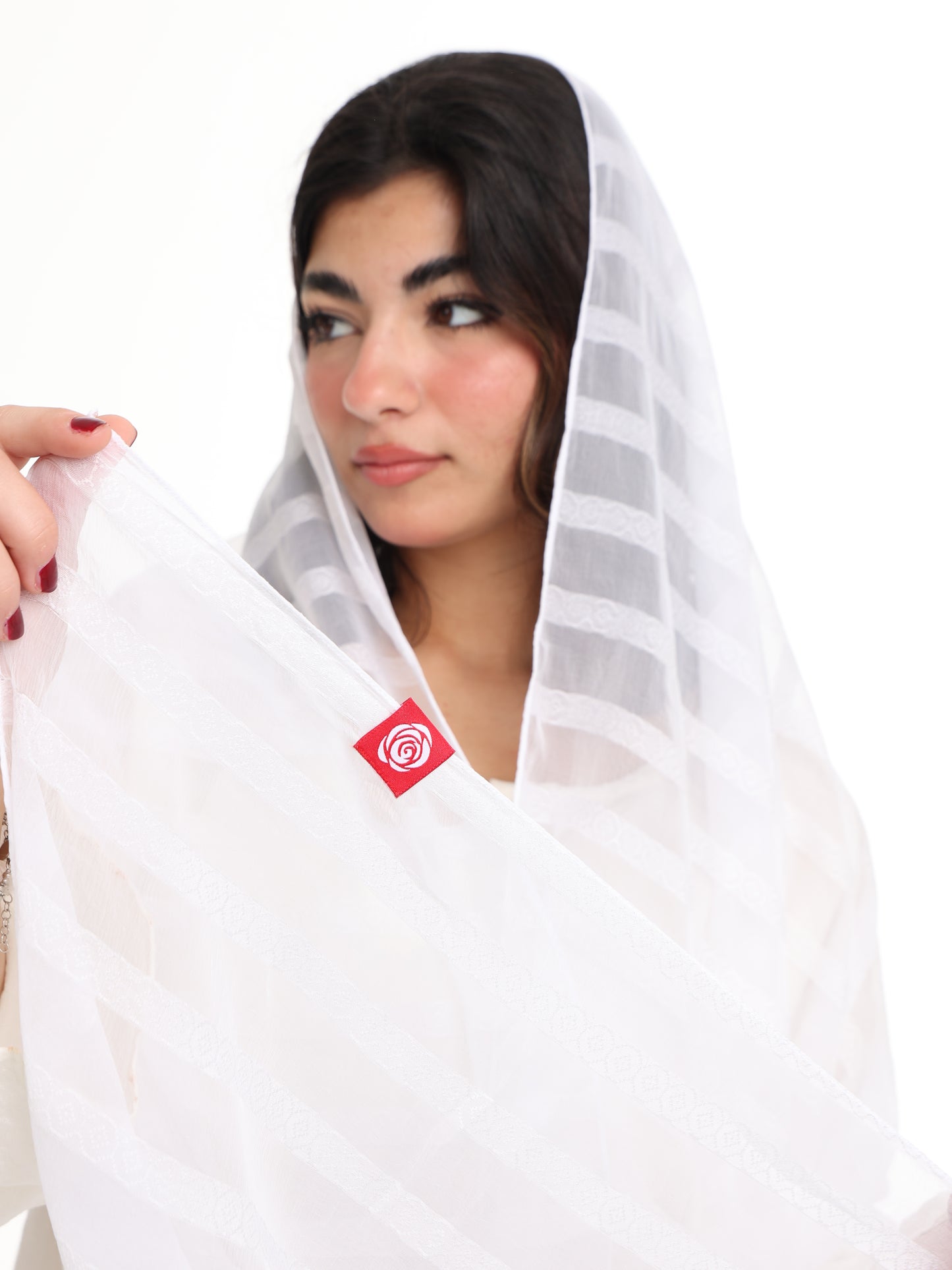 SR01_01 شيله مطرزة بيضاء عريضة