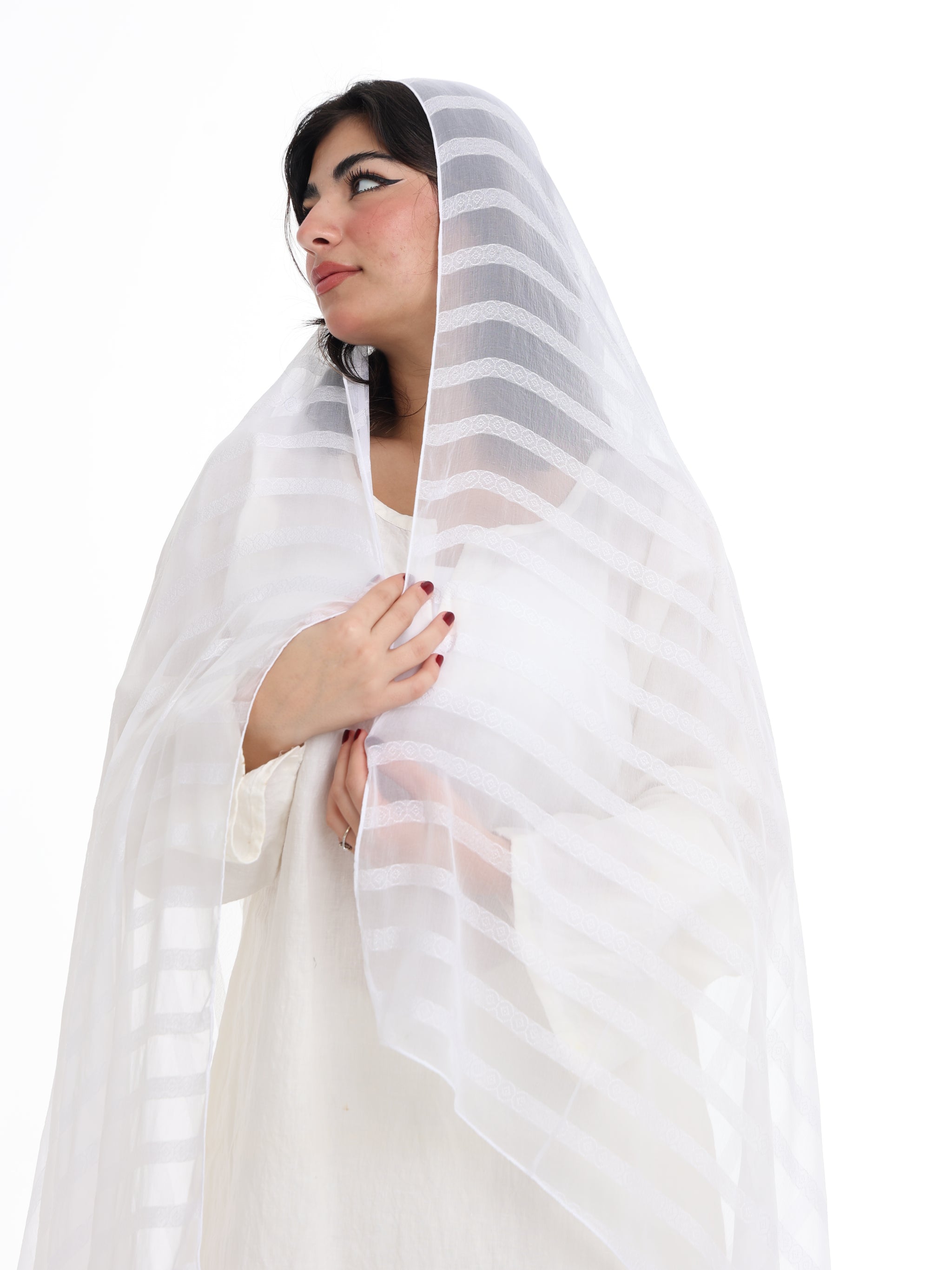 SR01_01 شيله مطرزة بيضاء عريضة