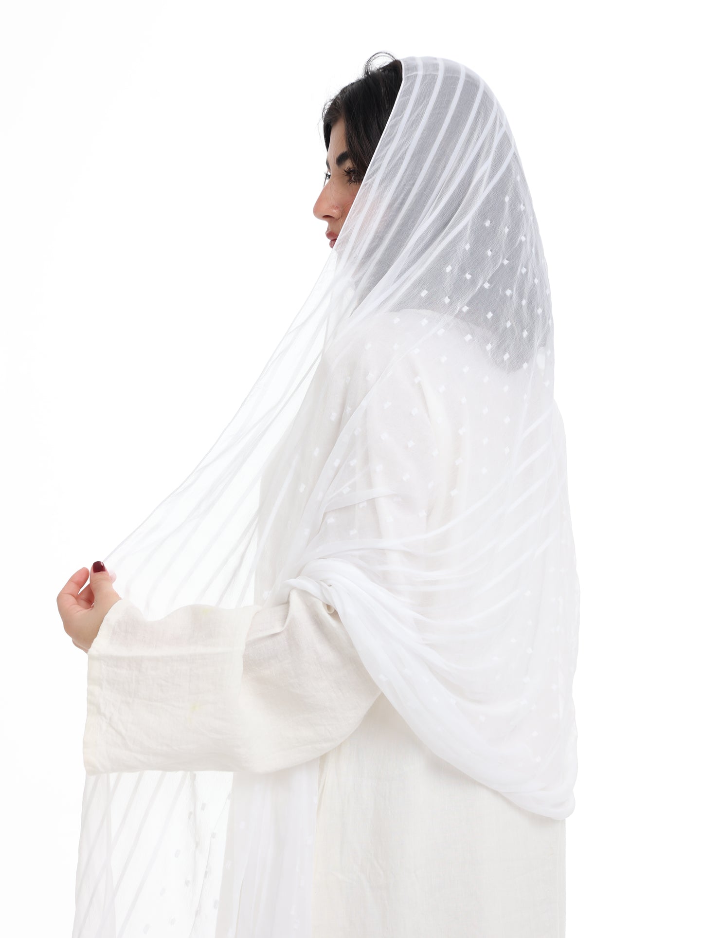 LN01_01 شيله مطرزة بيضاء عريضة