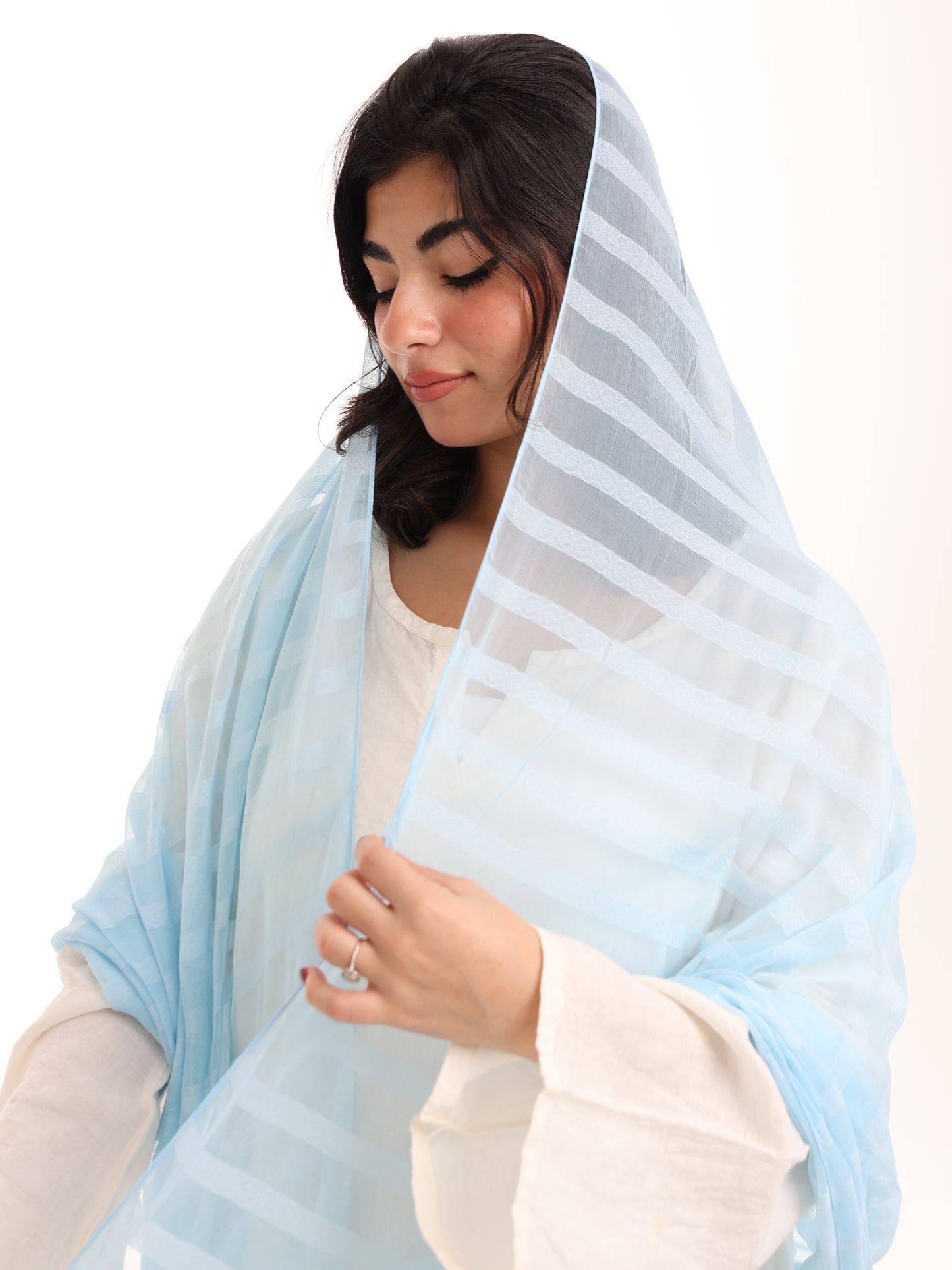 SR01_03 شيله مطرزة زرقاء عريضة