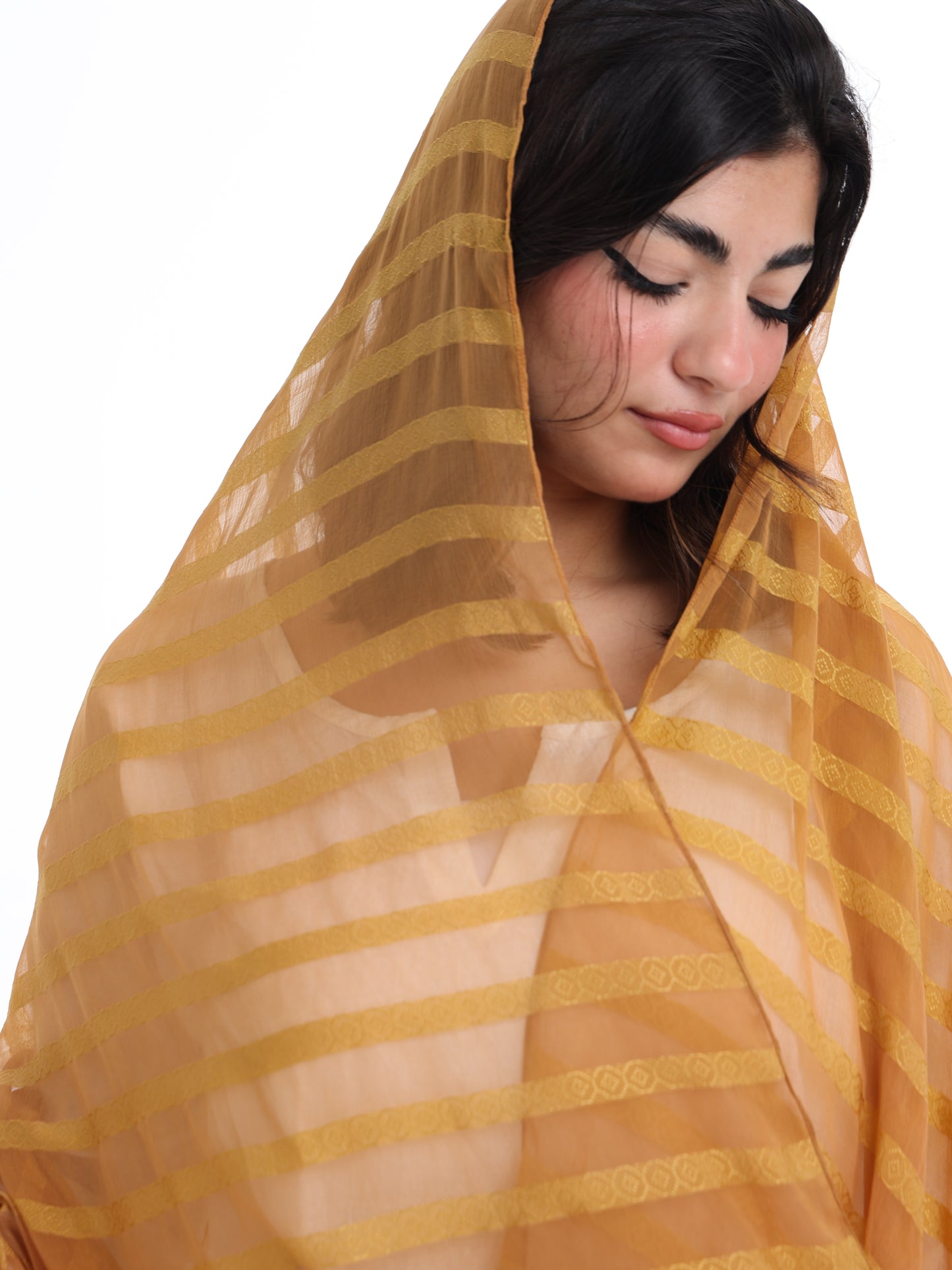 SR01_04 شيله مطرزة ذهبية عريضة