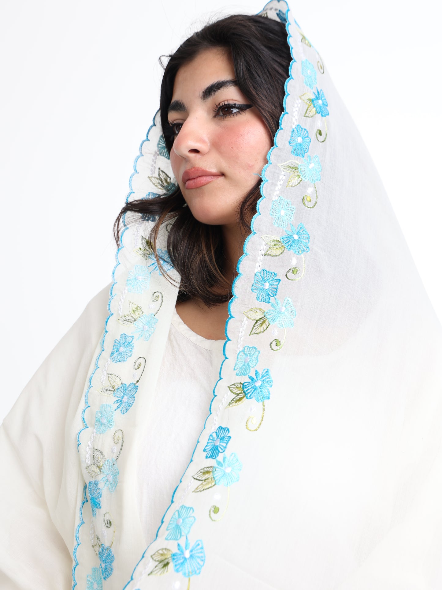 BD3-09 شيله مطرزة بيضاء عريضة