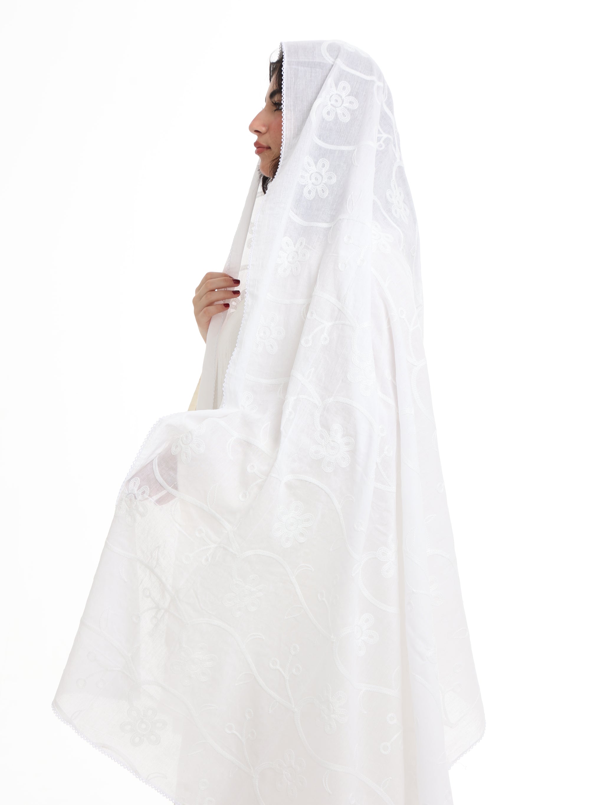 TR1_02 شيله مطرزة بيضاء عريضة