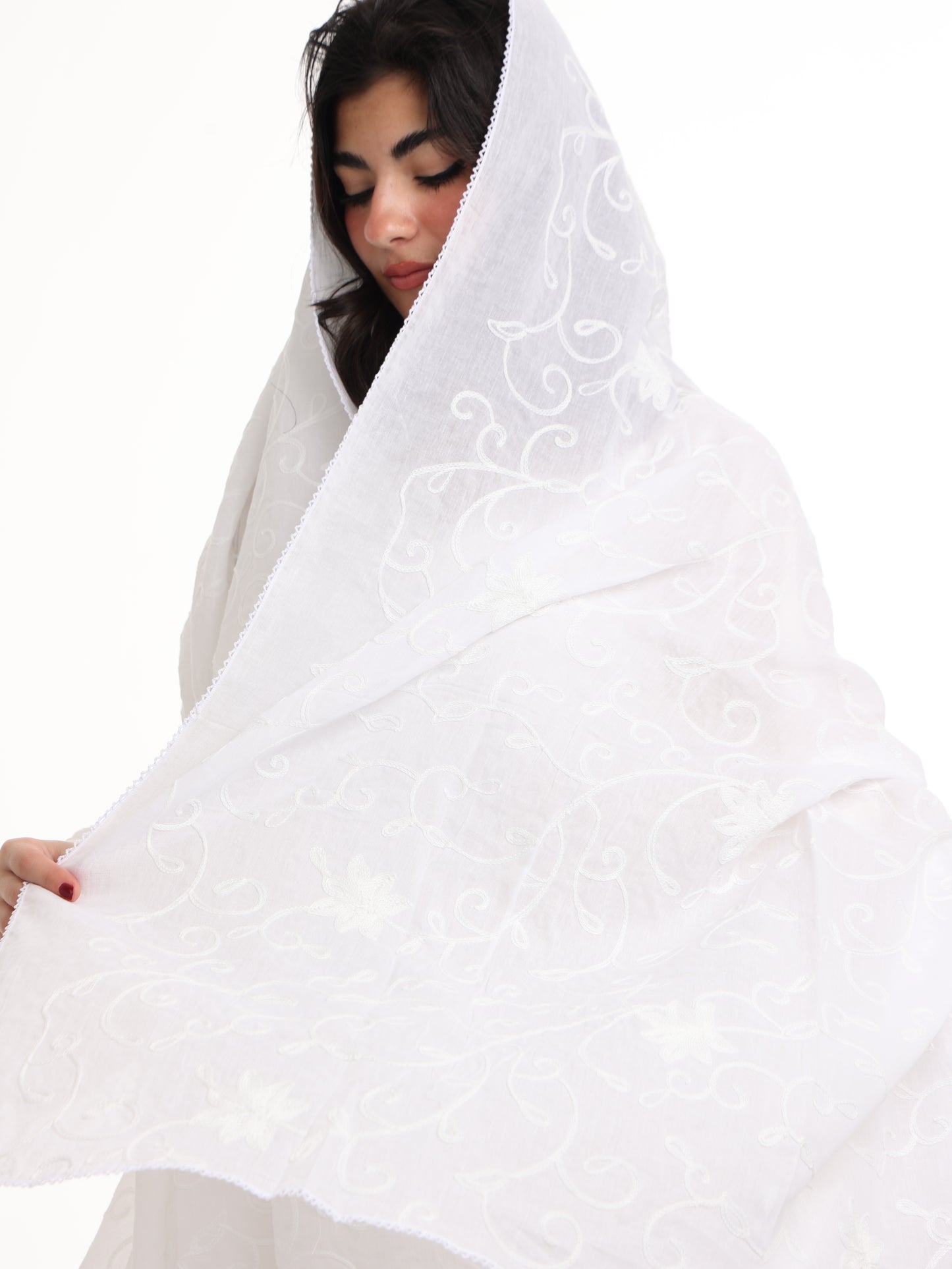 TR1_03 شيله مطرزة بيضاء عريضة