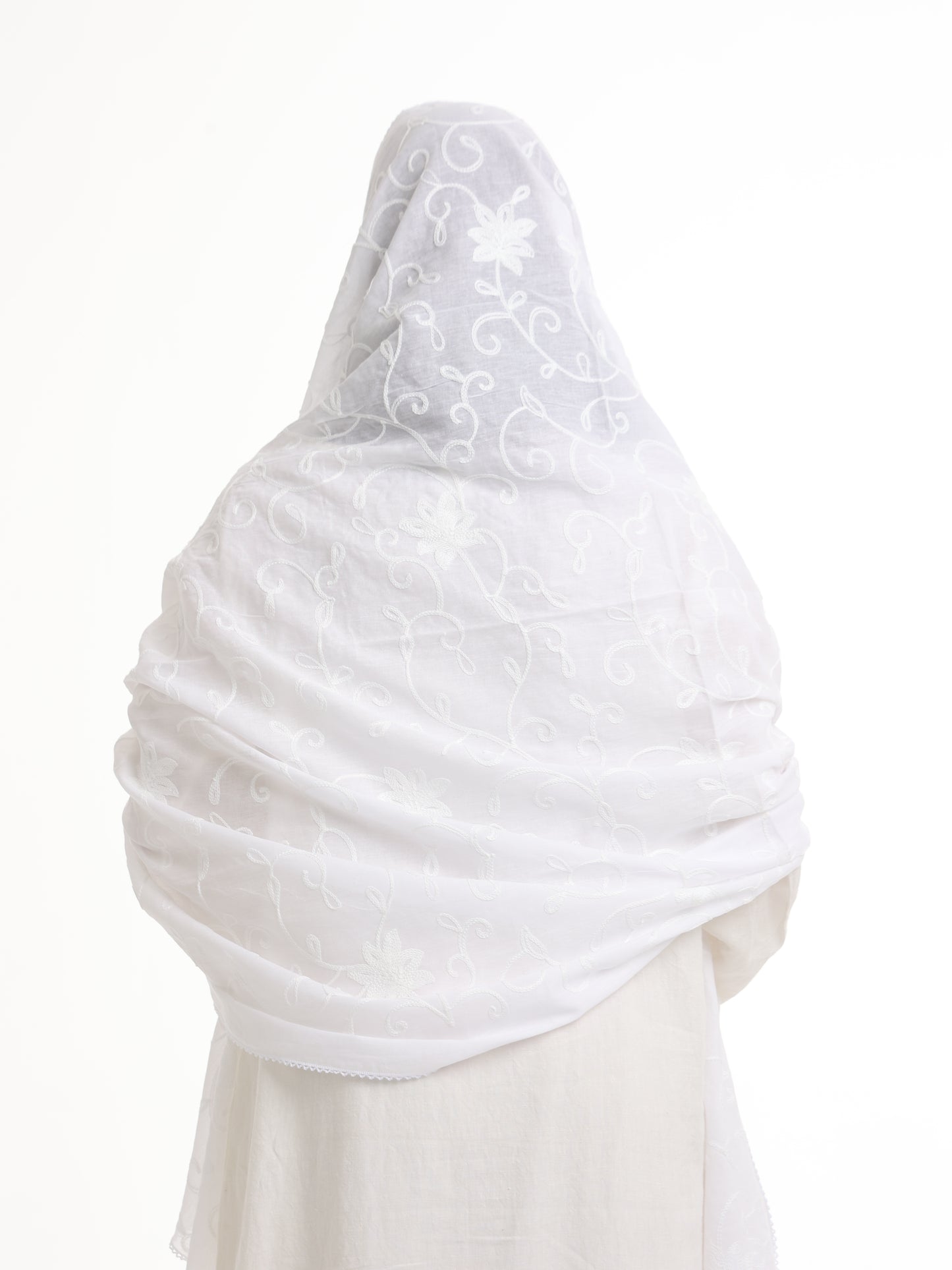 TR1_03 شيله مطرزة بيضاء عريضة