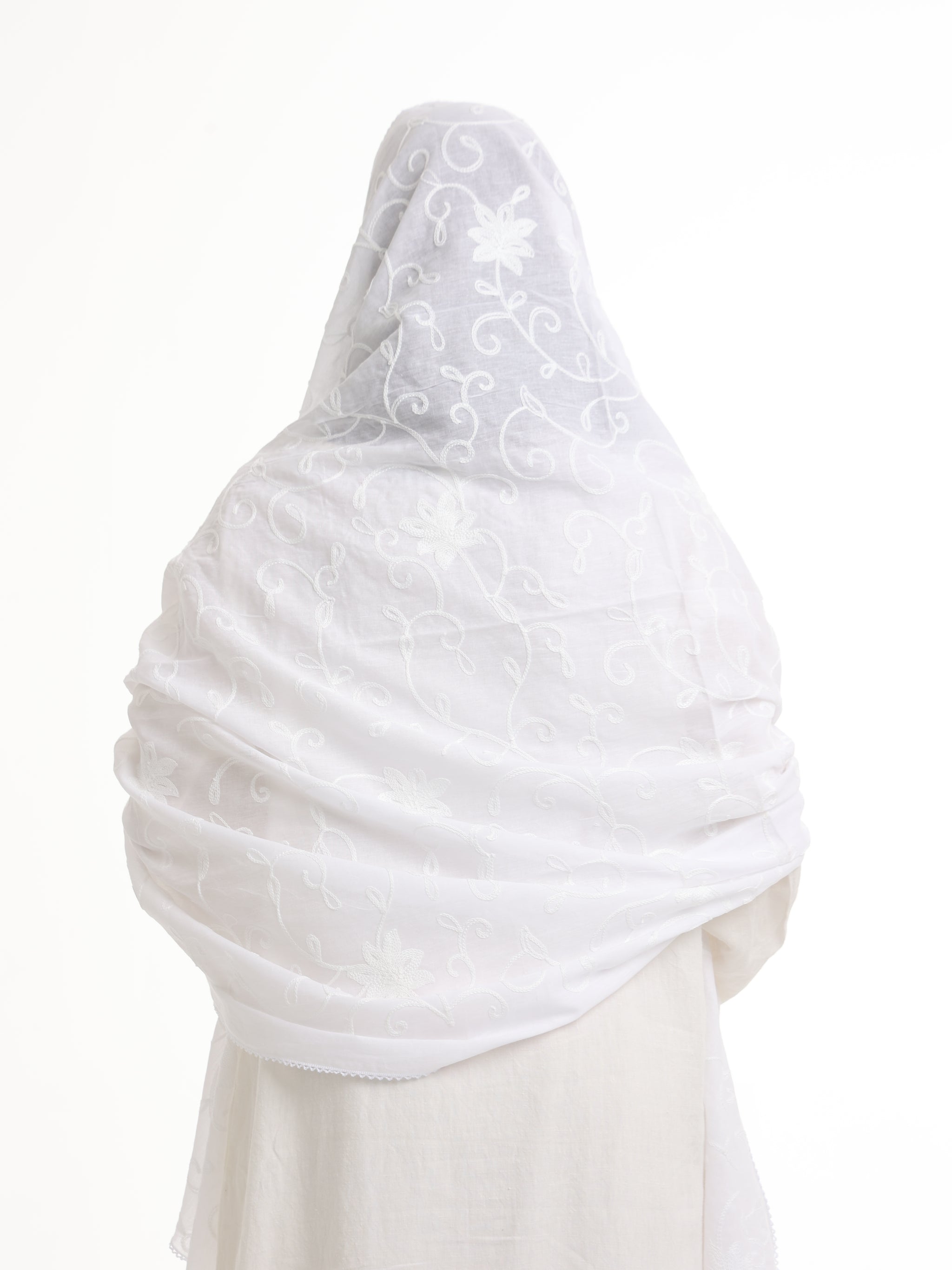 TR1_03 شيله مطرزة بيضاء عريضة