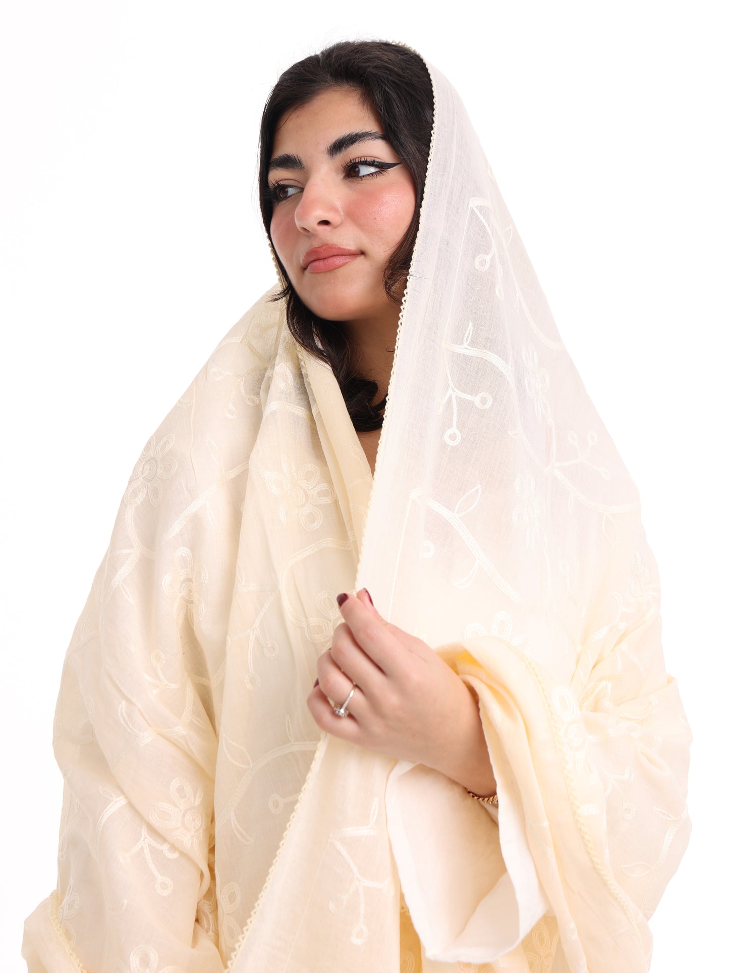 TR1_07 شيله مطرزة بيج عريضة