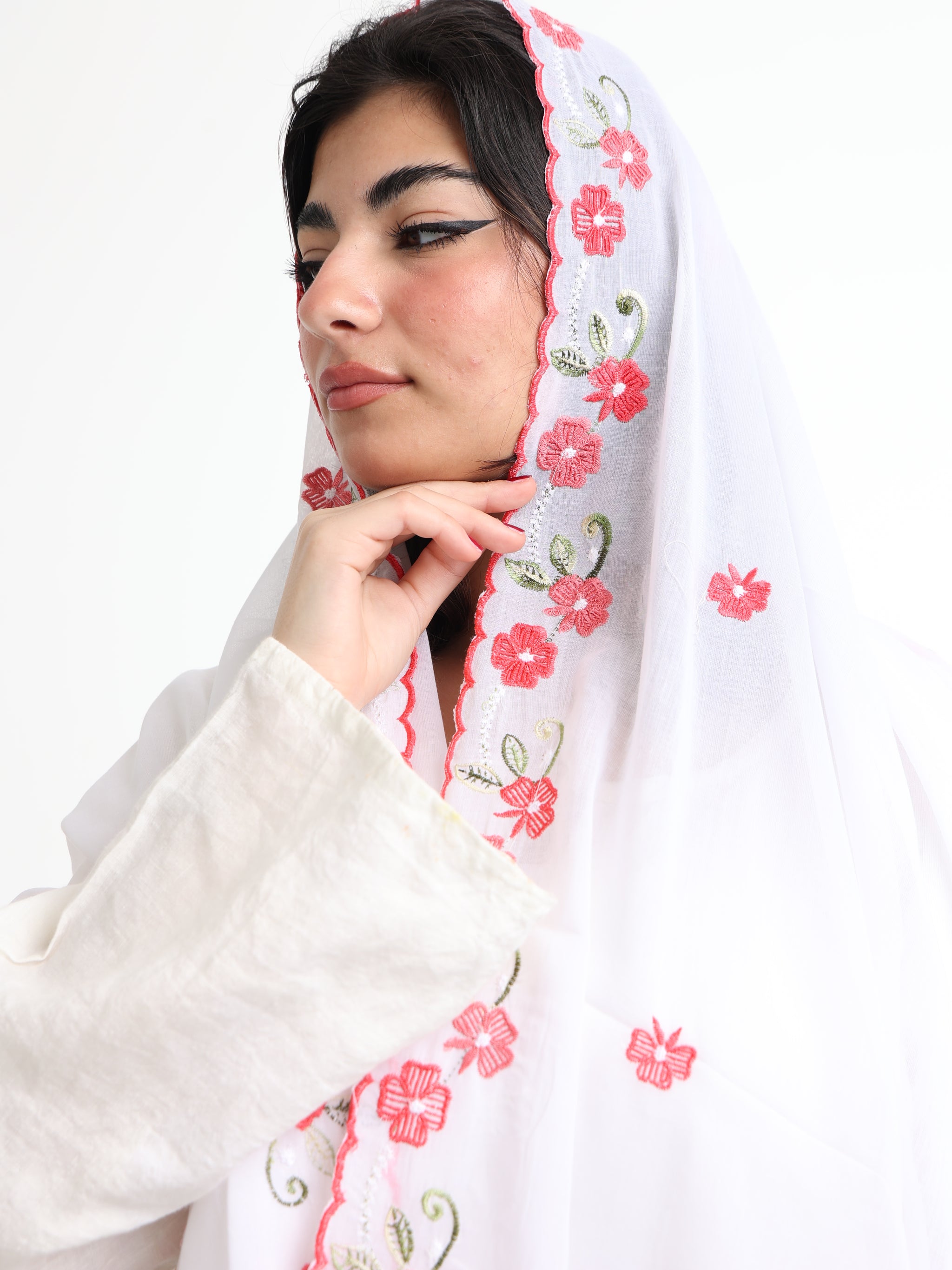 BD3-08 شيله مطرزة بيضاء عريضة