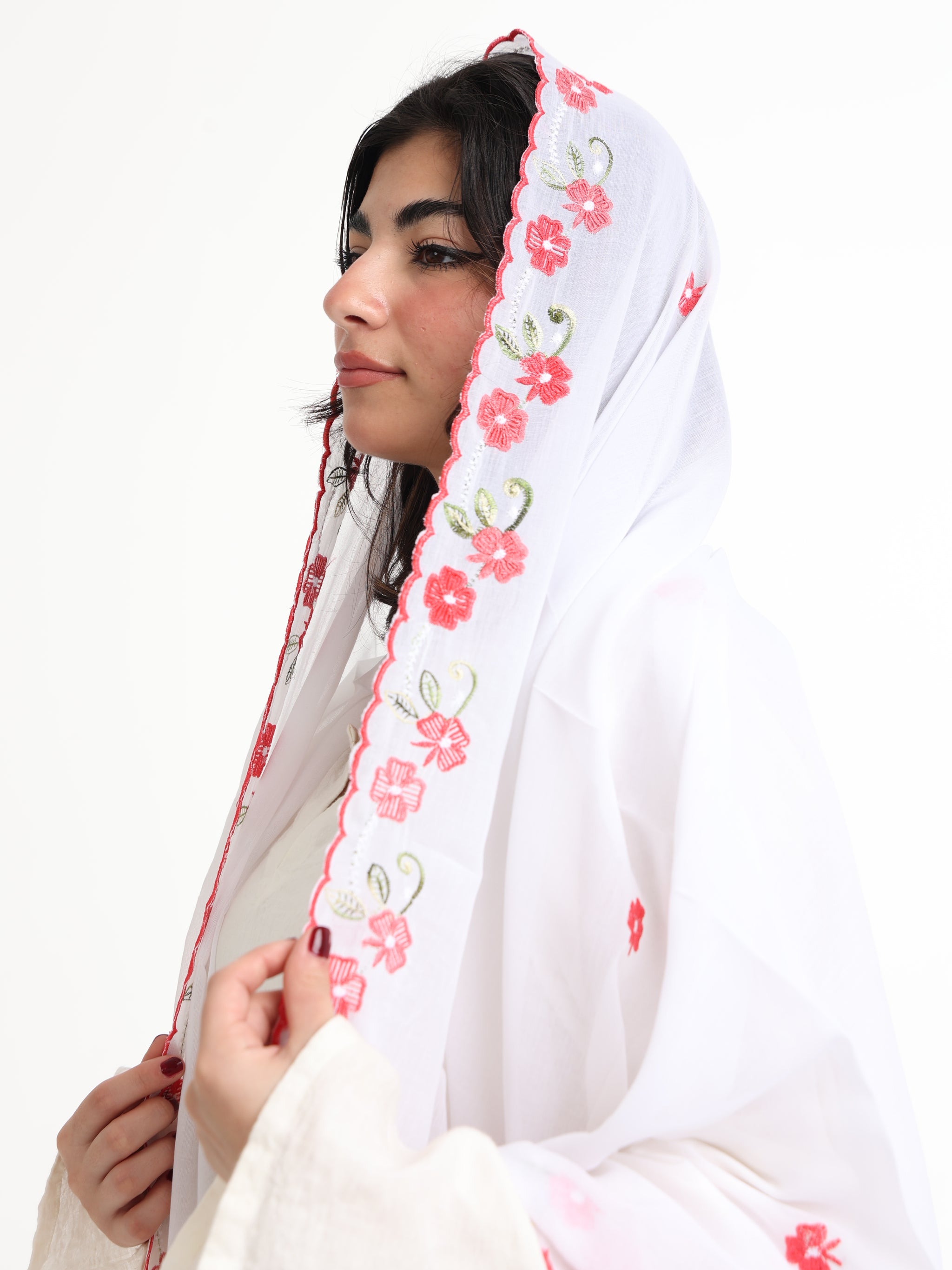 BD3-08  شيله مطرزة بيضاء عريضة