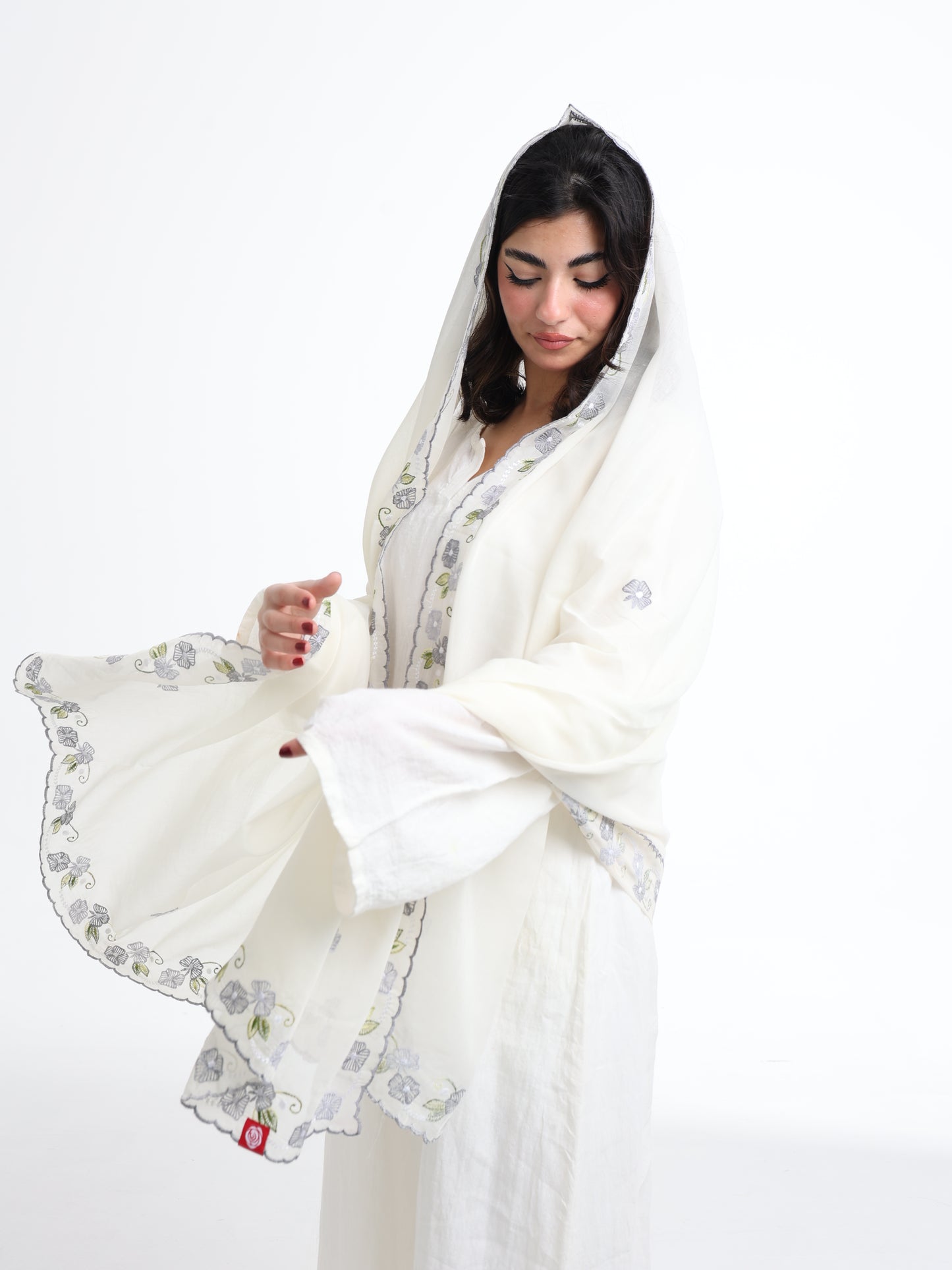 BD3-04 شيله مطرزة اوف وايت عريضة