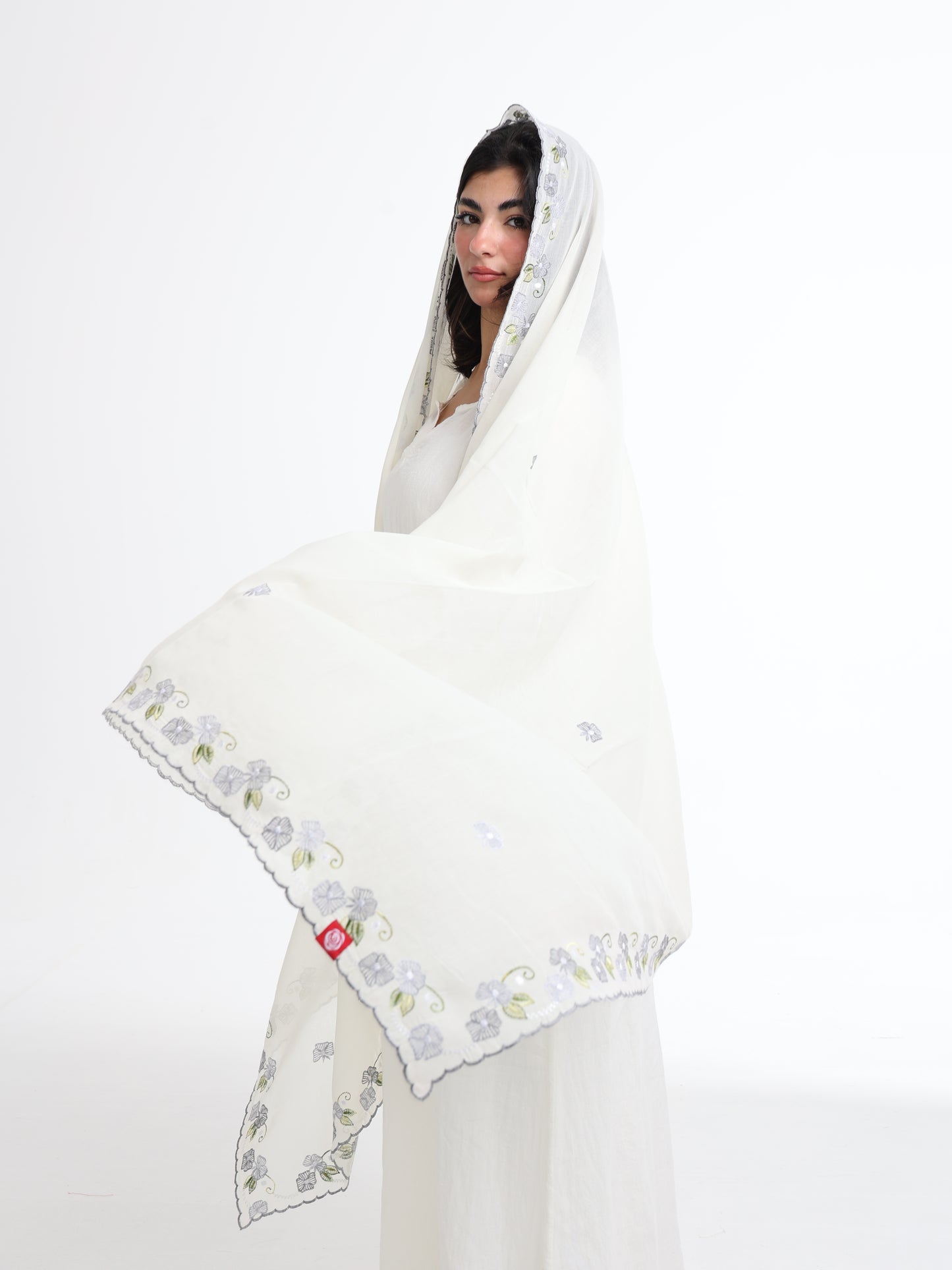 BD3-06 شيله مطرزة بيضاء عريضة