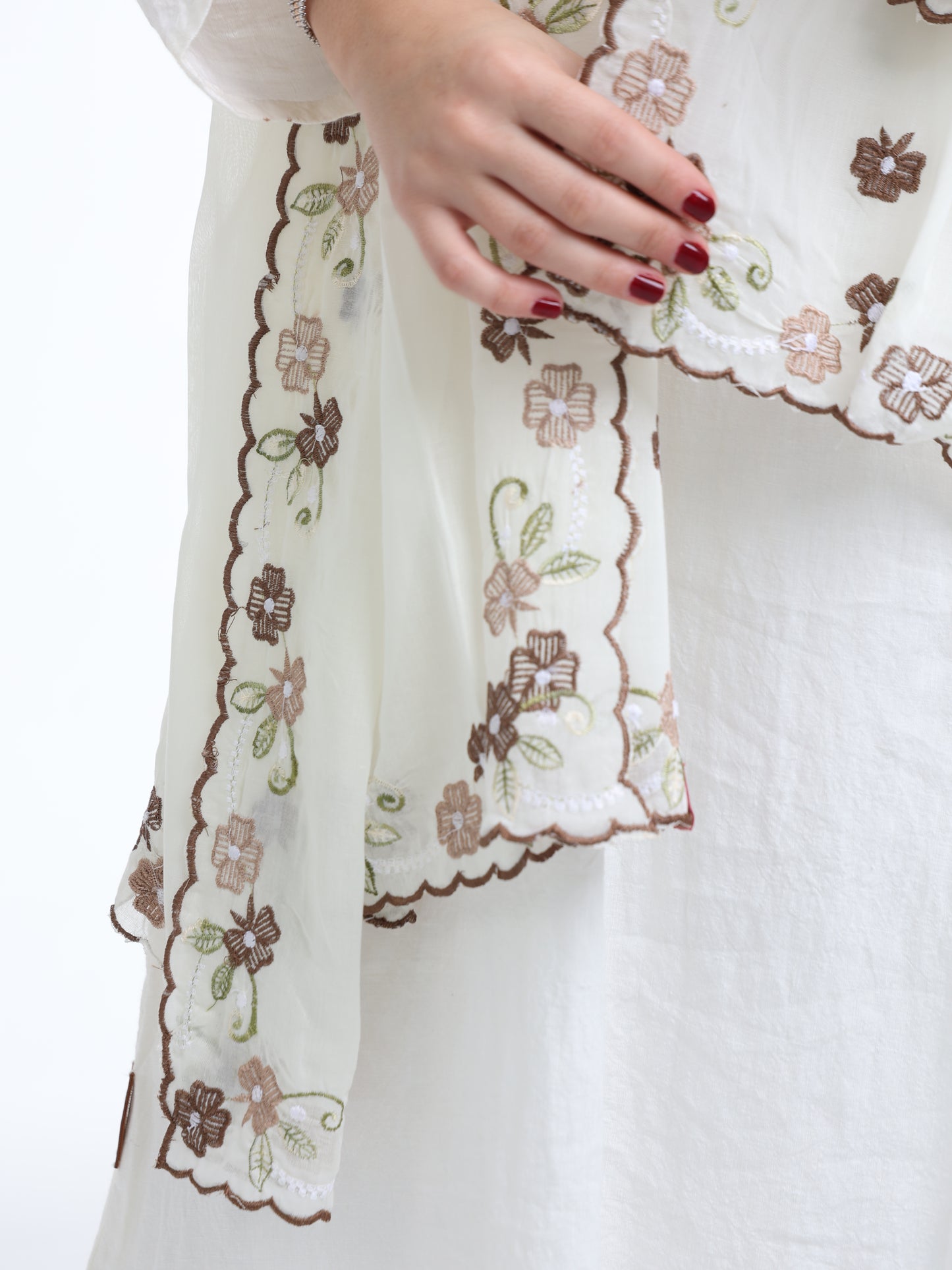 BD3-05  شيله مطرزة اوف وايت عريضة