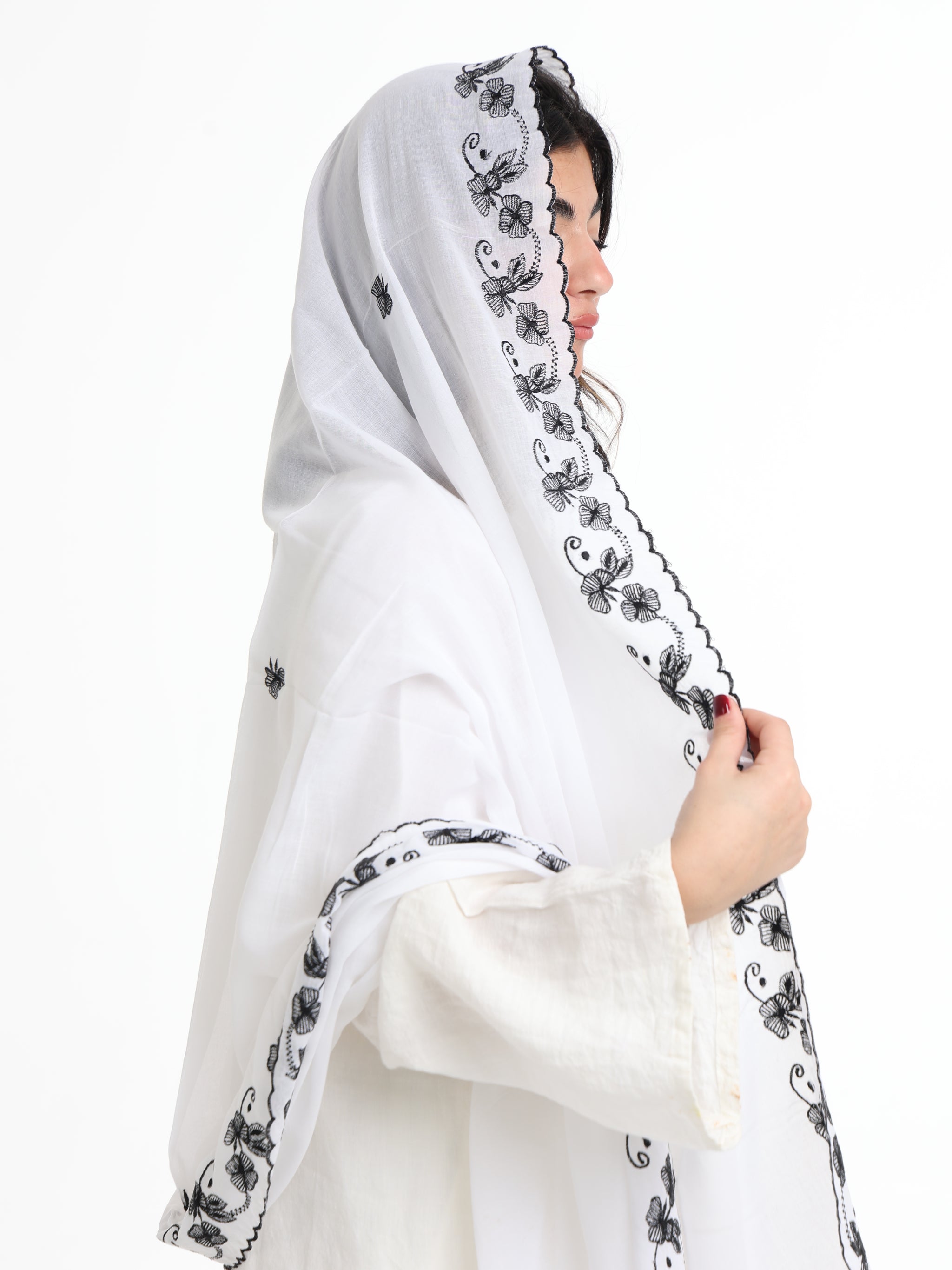 BD2-03 شيله مطرزة بيضاء عريضة
