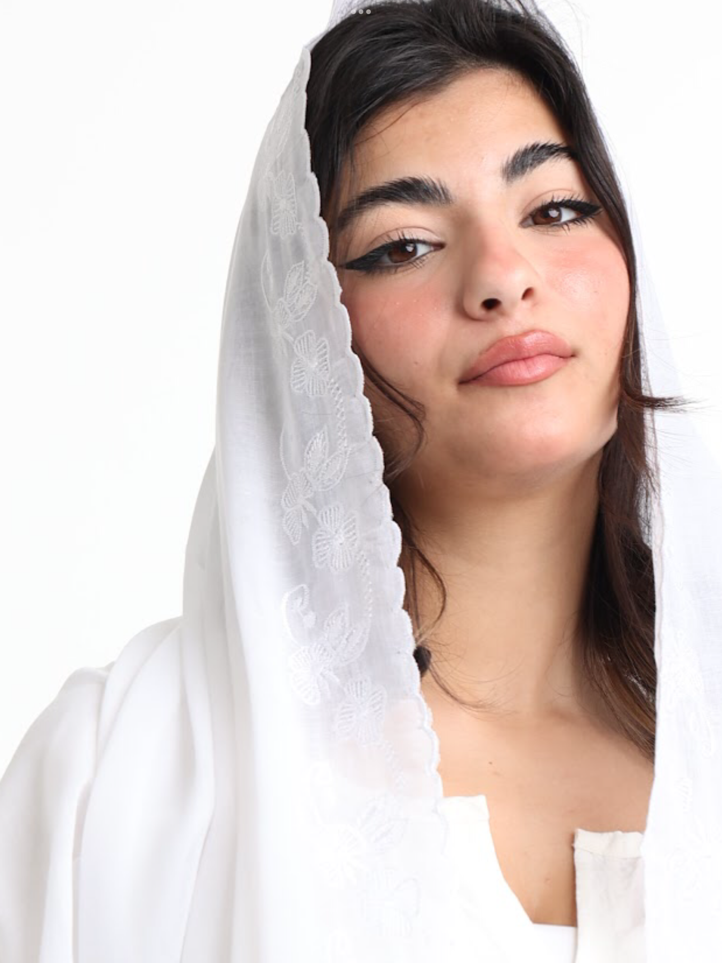 BD3-07 شيله مطرزة بيضاء عريضة